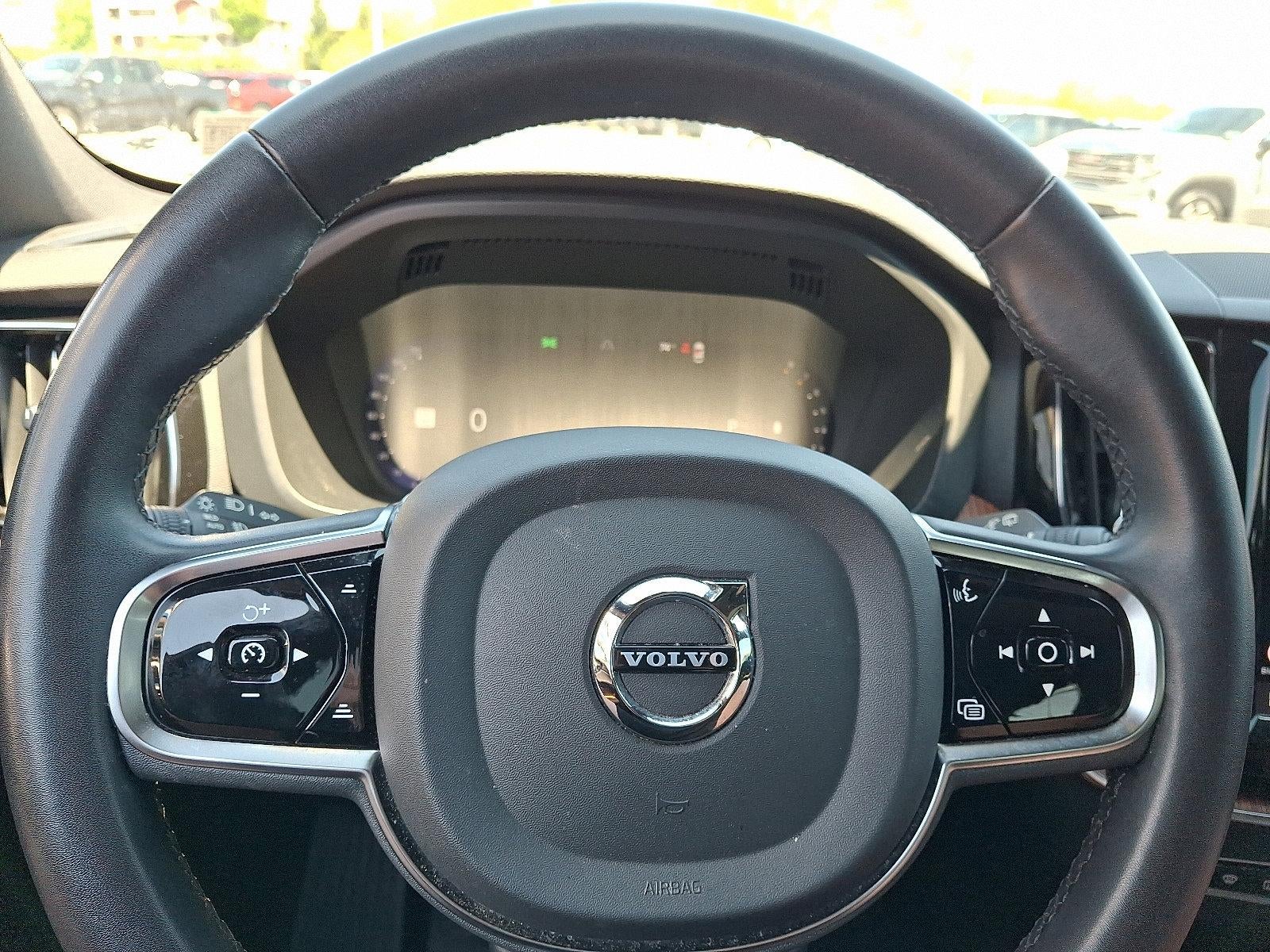 2023 Volvo XC60 B5 Plus Dark Theme